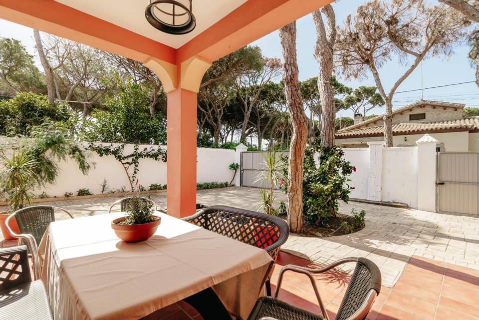 Off site, Day, Garden, Balcony/Terrace, Decorative detail, Dining area, Parking