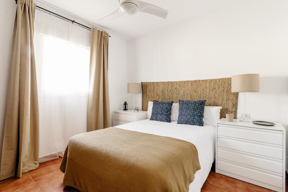 Bed, Day, Photo of the whole room, Decorative detail, Bedroom, towels