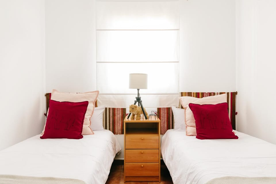 Bed, Day, Photo of the whole room, Decorative detail, Bedroom, towels