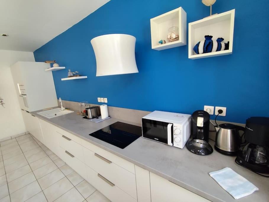 Coffee/tea facilities, Kitchen or kitchenette, stove