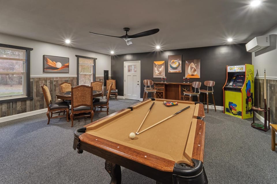 Billiard, Game Room, Lounge or bar