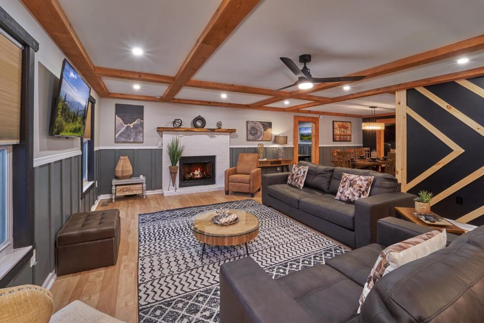 TV and multimedia, Living room, Seating area, fireplace