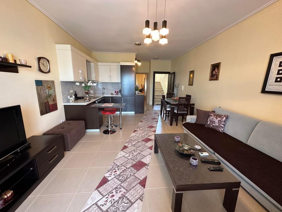 TV and multimedia, Kitchen or kitchenette, Living room, Seating area, Dining area