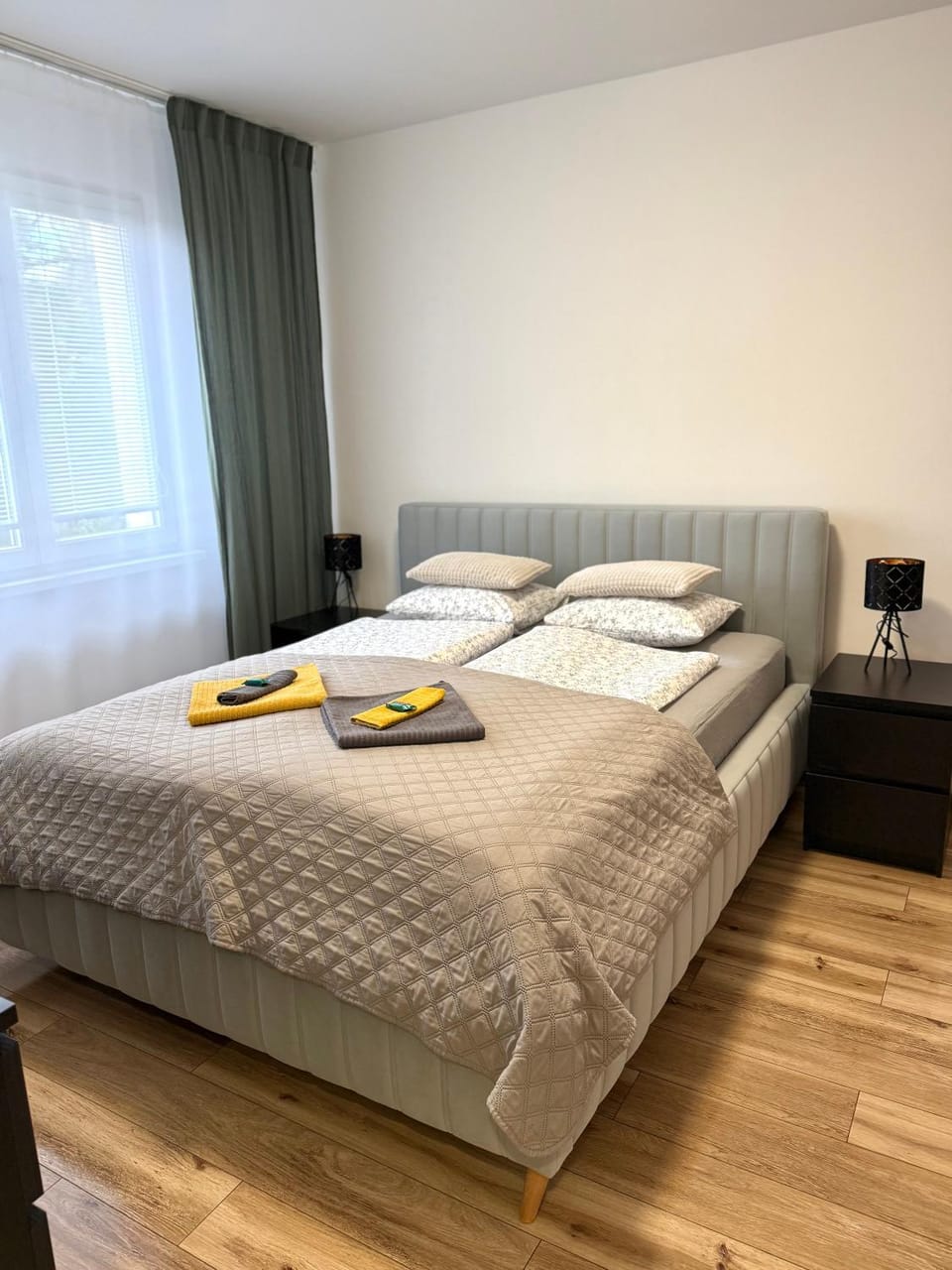 Bed, Bedroom, towels