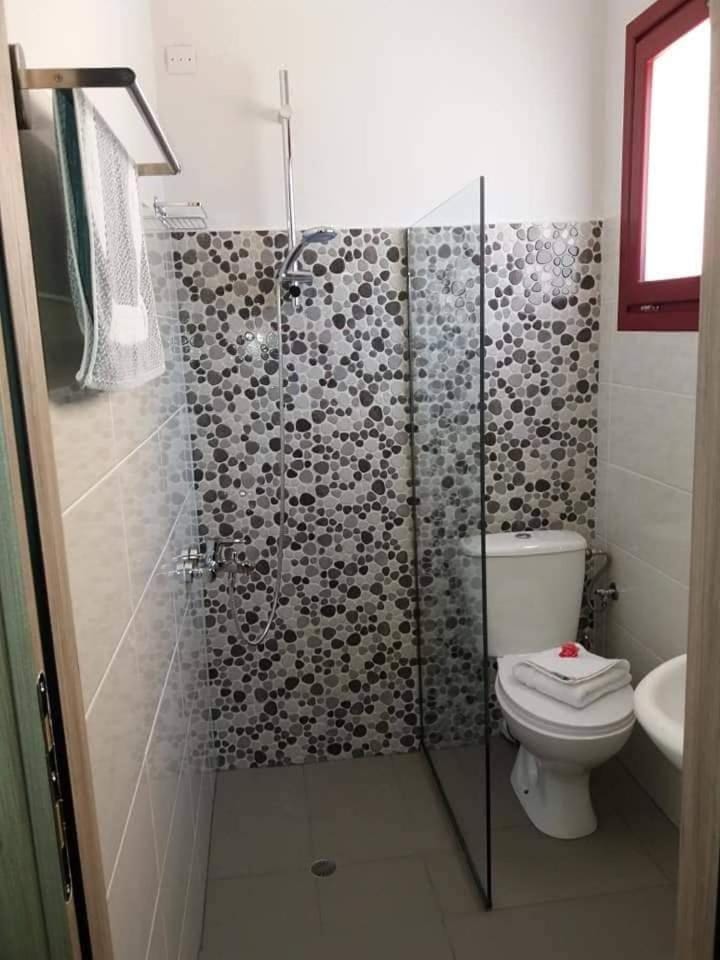 Shower, Toilet