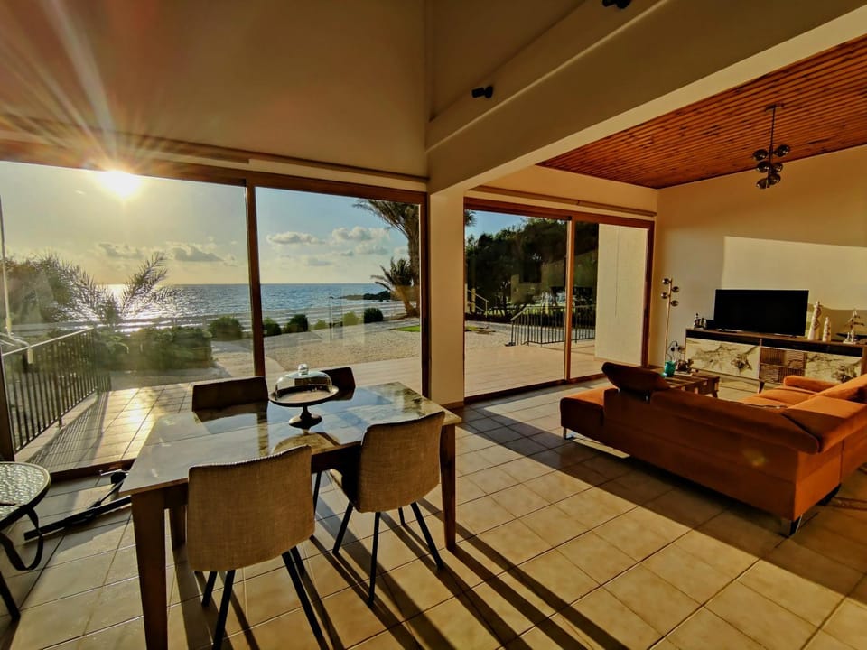 Communal lounge/ TV room, Day, Natural landscape, TV and multimedia, View (from property/room), Seating area, Dining area, Evening entertainment