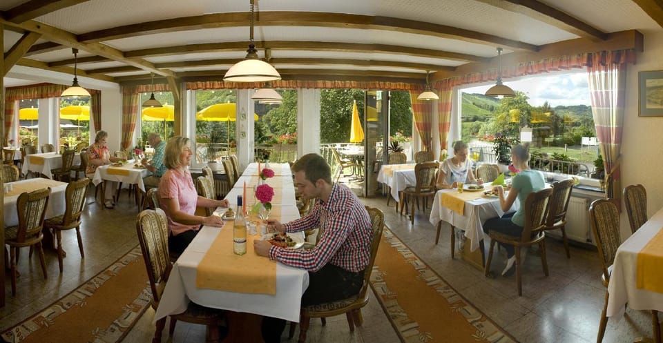 Restaurant/places to eat, Food, Guests