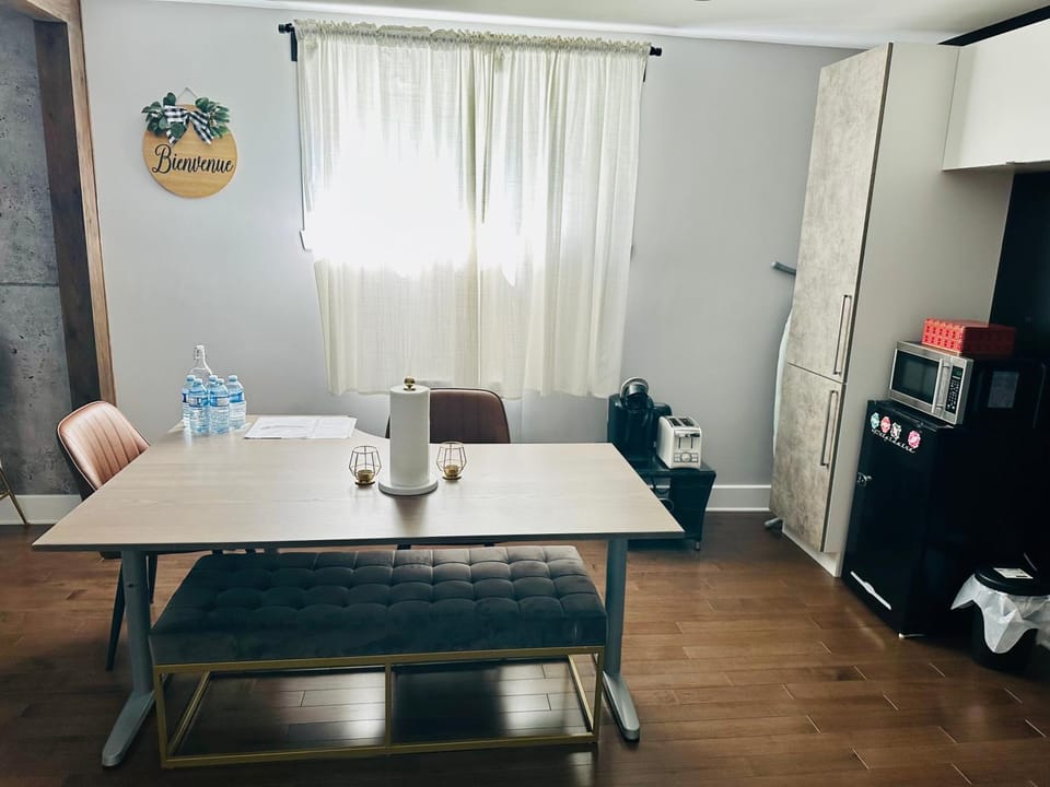 Modern 2BR Suite - 3 Beds- Sleeps 6 - Free Parking - Near Montreal Apartment in Longueuil