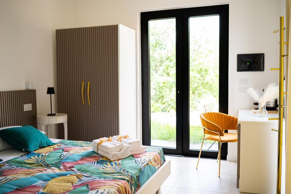 Bed, TV and multimedia, Photo of the whole room, towels