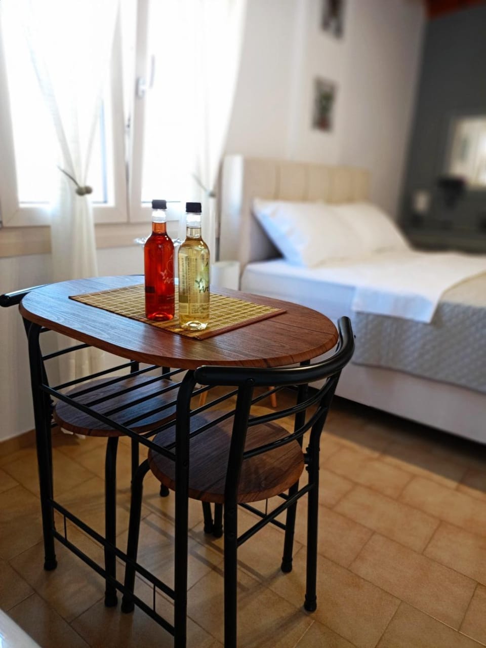Bed, Food and drinks, Photo of the whole room, Dining area, Bedroom, Drinks
