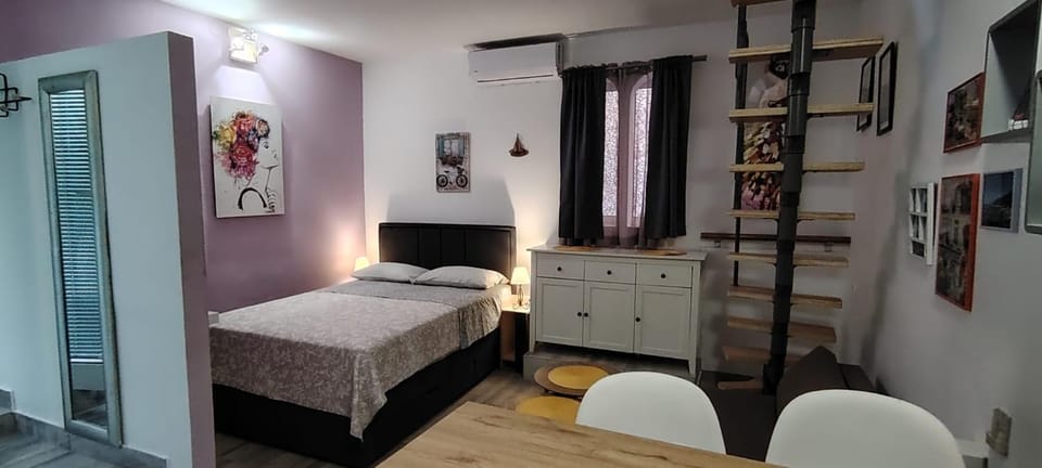 Bed, Seating area