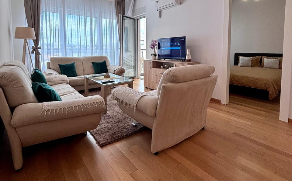 Communal lounge/ TV room, TV and multimedia, Living room, Seating area, Evening entertainment