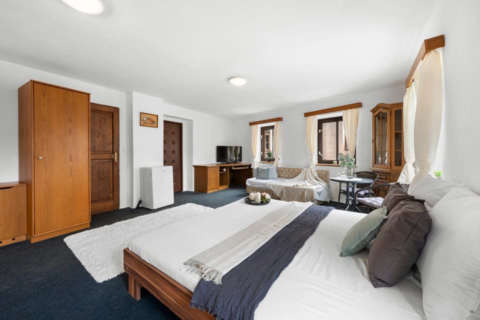 Communal lounge/ TV room, Bed, TV and multimedia, Living room, Photo of the whole room, Seating area, Bedroom, towels, wardrobe