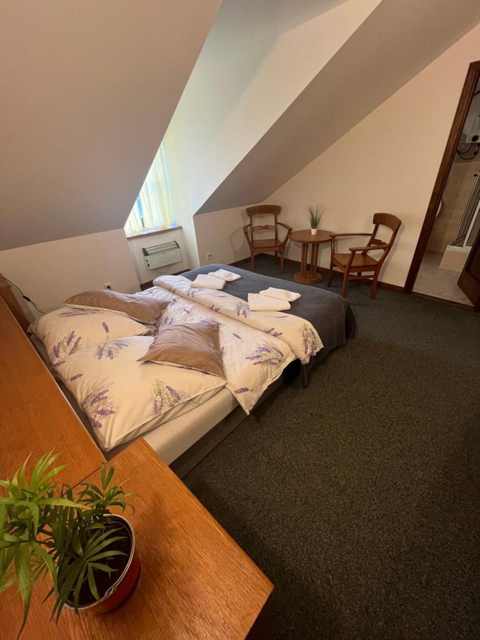 Bed, Living room, Photo of the whole room, Seating area, Bedroom, towels