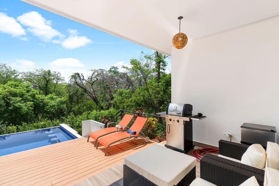 Villa with Minimalist Design & Scenic Deck with Private Infinity Pool and Jungle Views House in Coco