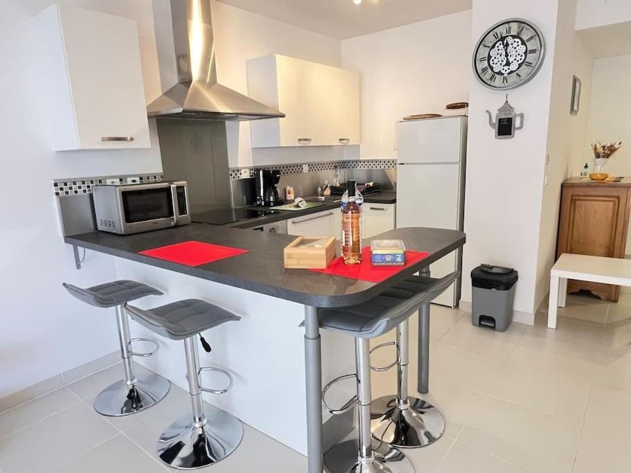 Coffee/tea facilities, Kitchen or kitchenette, Dining area, dishwasher, microwave, oven, stove, toaster