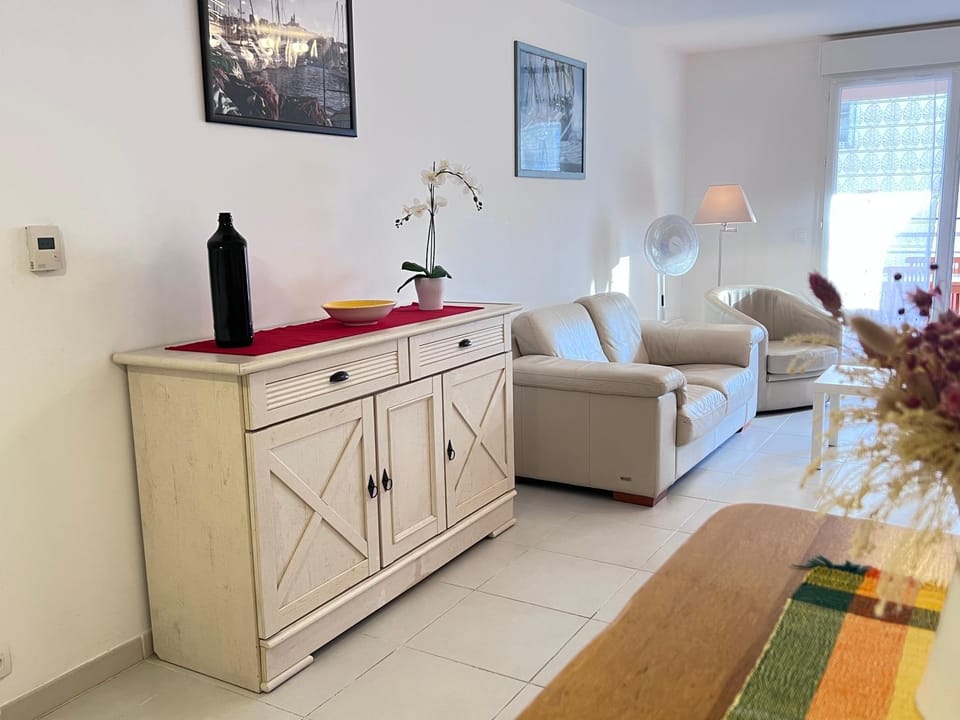 Living room, Decorative detail, Seating area, wardrobe