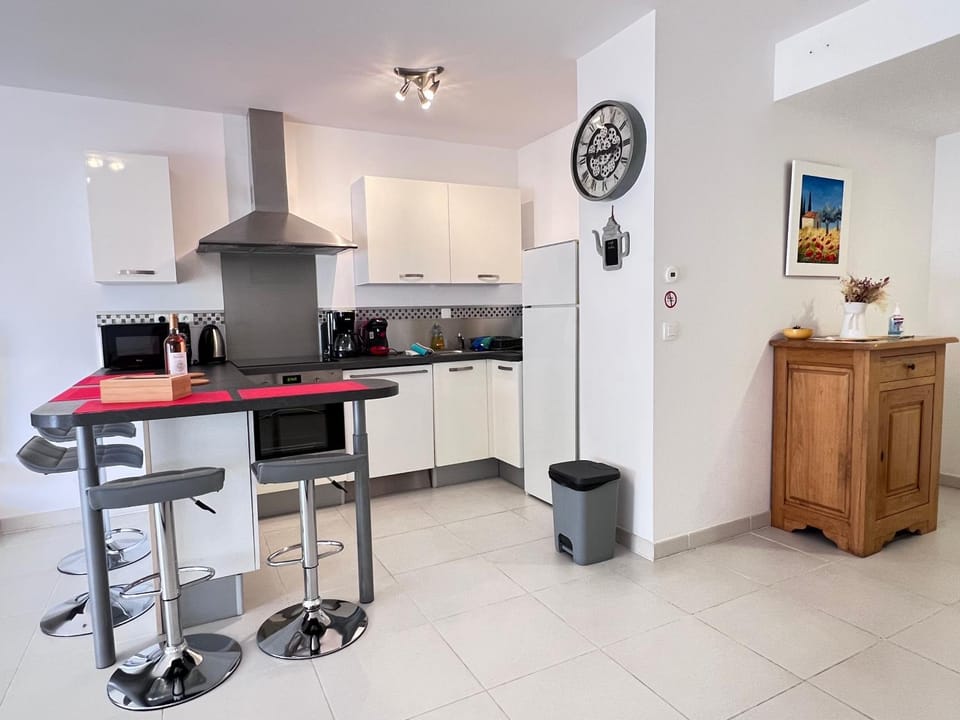 Coffee/tea facilities, Kitchen or kitchenette, Dining area, dishwasher, microwave, oven, stove, toaster