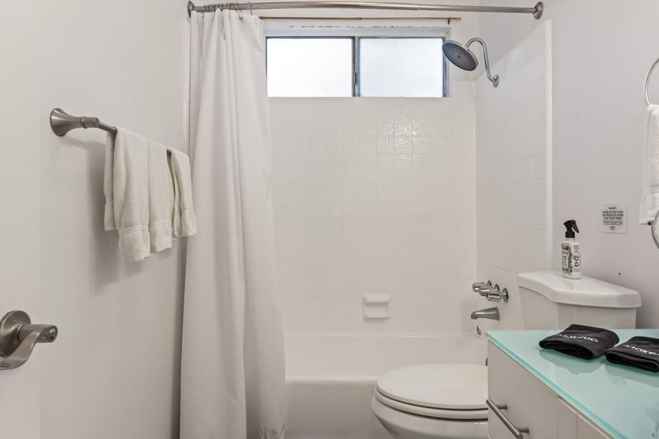 Shower, Toilet, Bathroom, Bath, towels