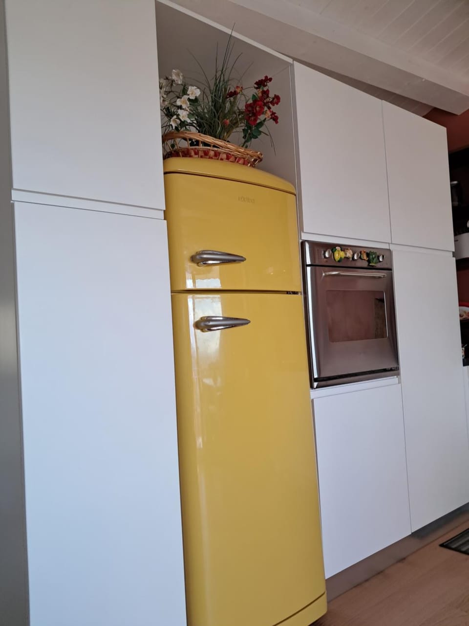 Kitchen or kitchenette, oven