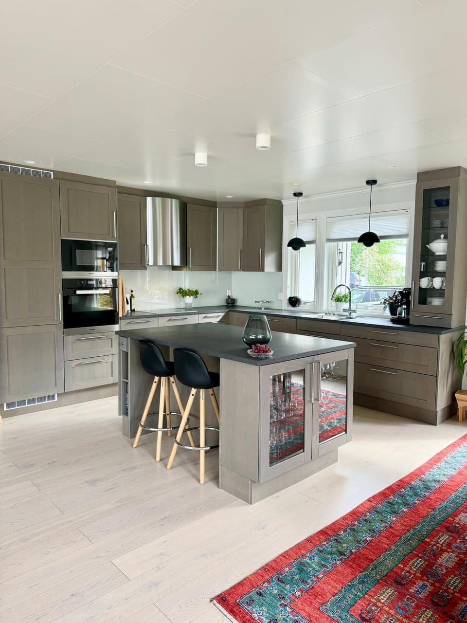 Kitchen or kitchenette, Dining area, dishwasher, oven, pet friendly, stove