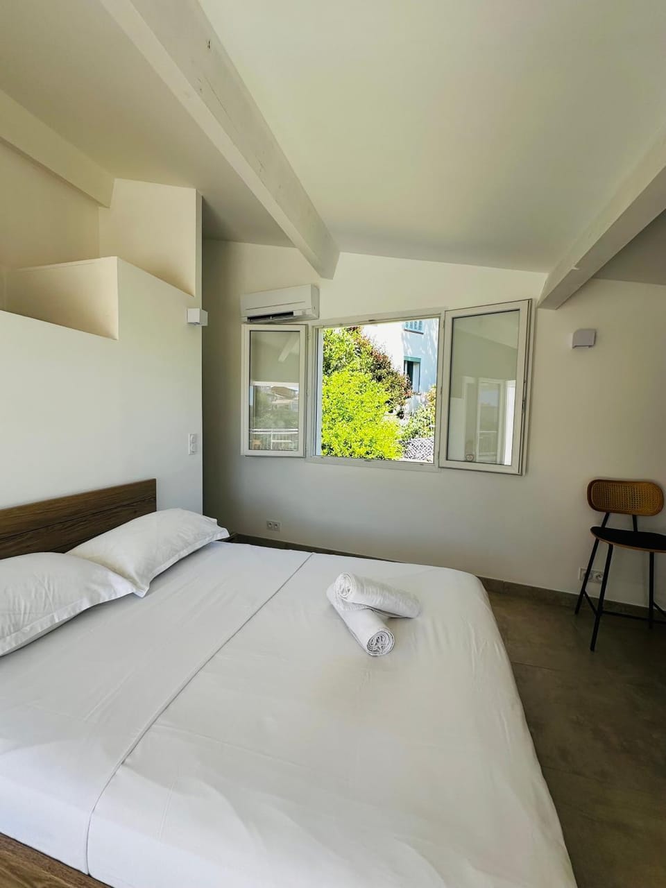 Bed, Photo of the whole room, Bedroom, towels