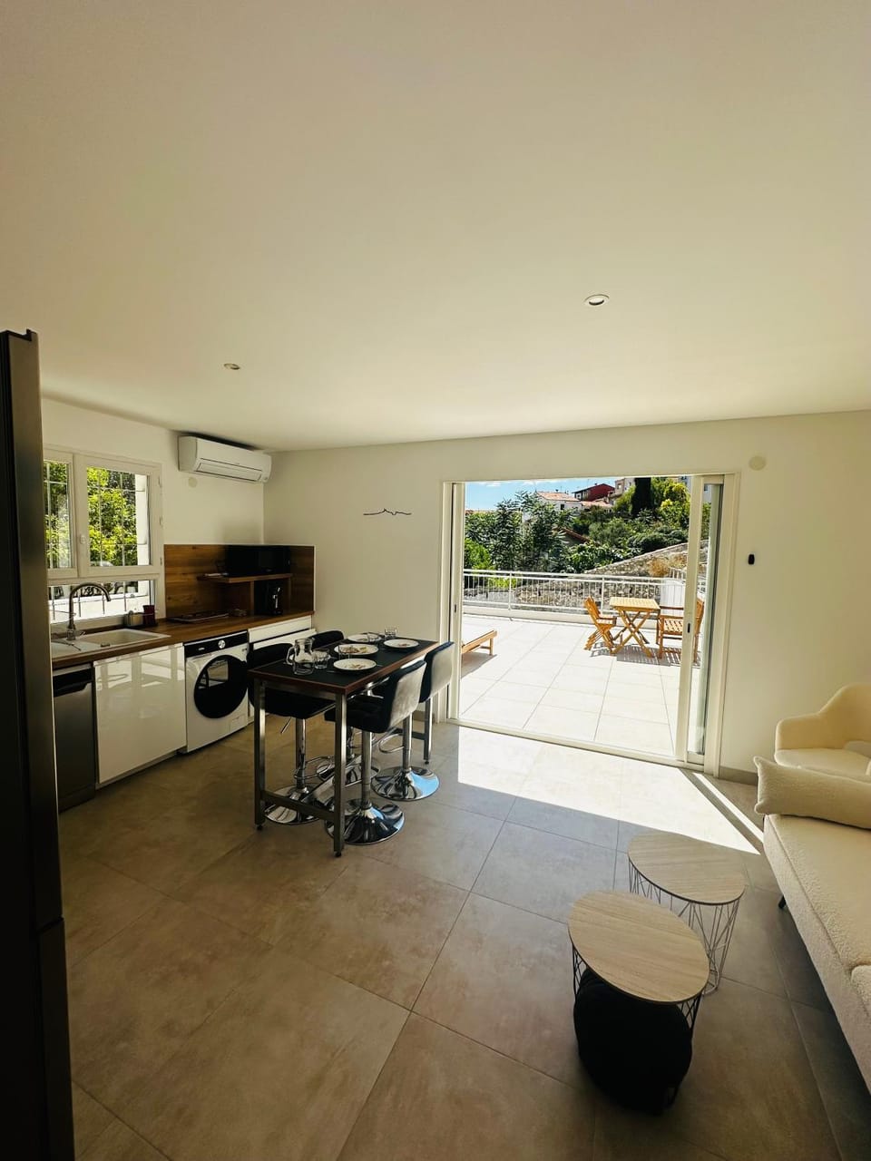 Kitchen or kitchenette, Living room, Seating area, Dining area