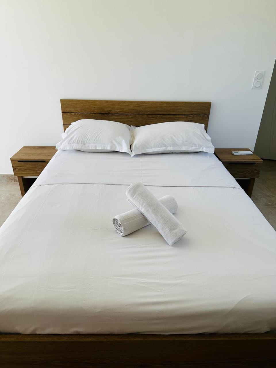 Bed, Photo of the whole room, Bedroom, towels