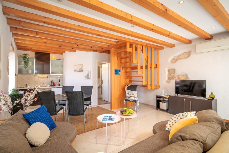 TV and multimedia, Kitchen or kitchenette, Living room, Seating area, Dining area, air conditioner