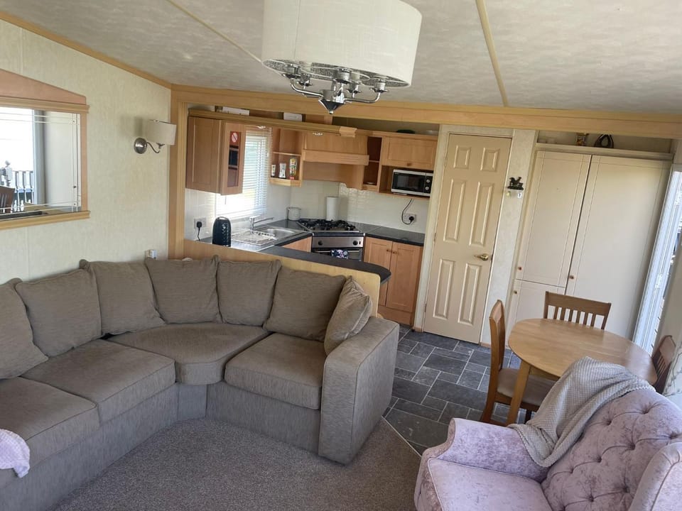 Discover Serenity in Our 3-Bed Static Caravan at Clarach Bay Holiday Village! House in Tirymynach