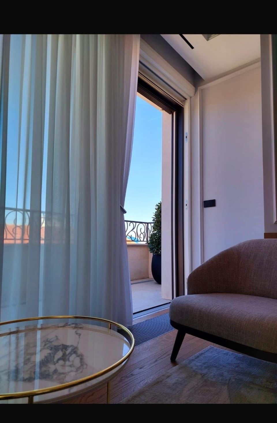 View (from property/room), Balcony/Terrace, Living room, Seating area