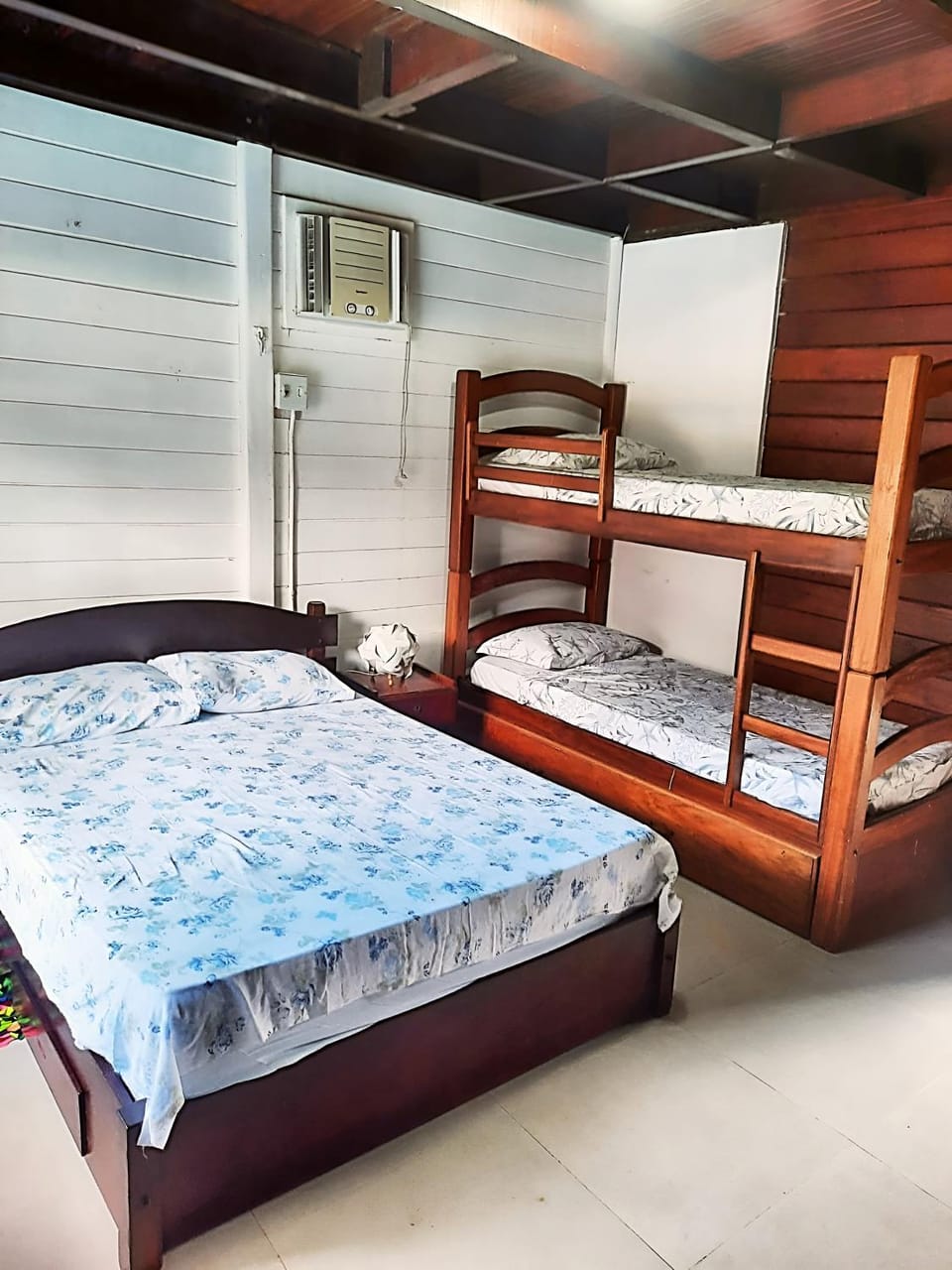 Bed, Photo of the whole room, Bedroom, bunk bed, air conditioner