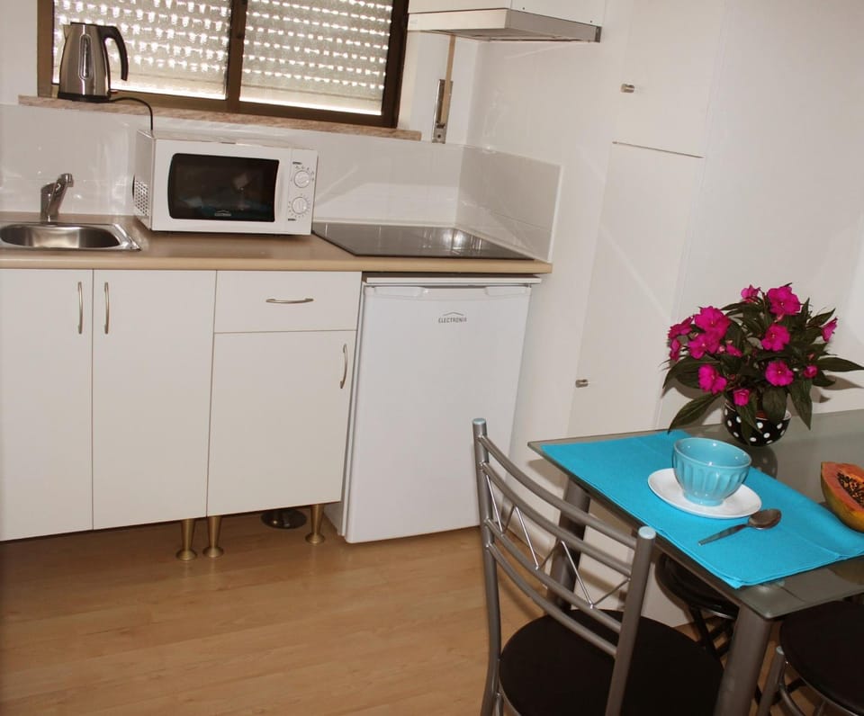 Kitchen or kitchenette, Dining area, stove