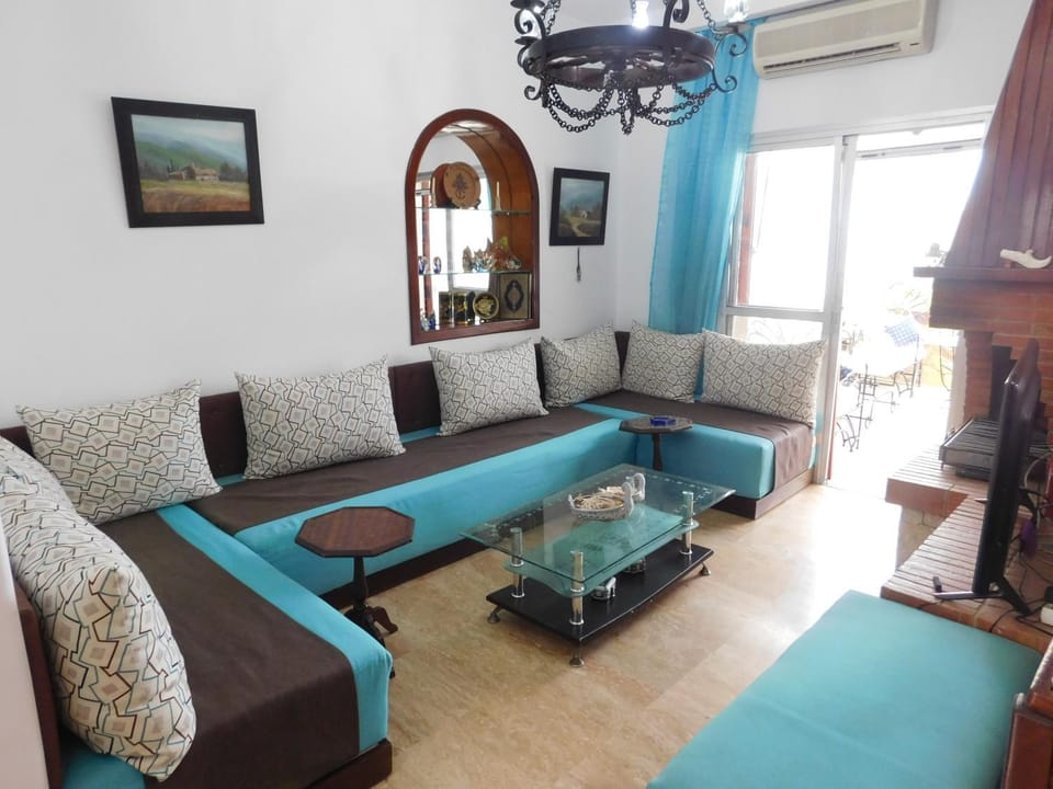 Communal lounge/ TV room, TV and multimedia, Living room, Seating area, air conditioner