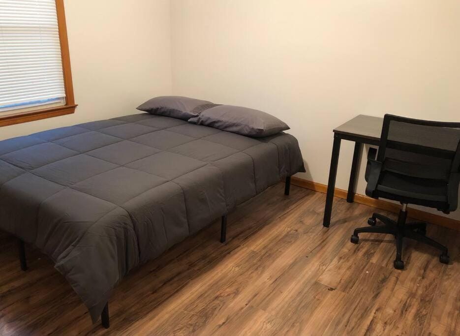 Private house with 4 bedrooms and 2 bathrooms, direct NYC Manhattan train only 10 minute walk away, MetLife Stadium FIFA World Cup 30 minutes away Apartment in Woodbridge Township