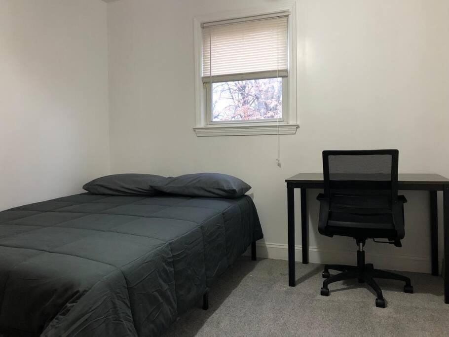 Private house with 4 bedrooms and 2 bathrooms, direct NYC Manhattan train only 10 minute walk away, MetLife Stadium FIFA World Cup 30 minutes away Apartment in Woodbridge Township