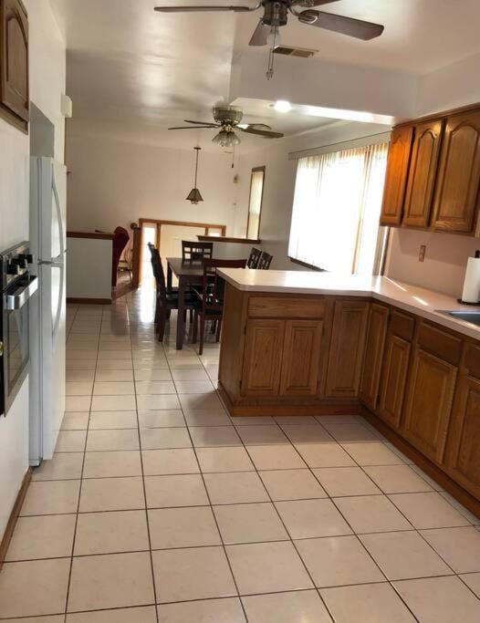 Private house with 4 bedrooms and 2 bathrooms, direct NYC Manhattan train only 10 minute walk away, MetLife Stadium FIFA World Cup 30 minutes away Apartment in Woodbridge Township