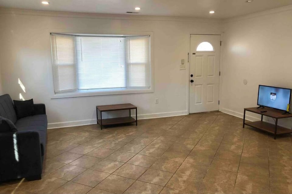 Private 2-bedroom house, free parking, 15-min walk to direct NYC Manhattan train, MetLife Stadium FIFA World Cup 30 minutes away Apartment in Avenel