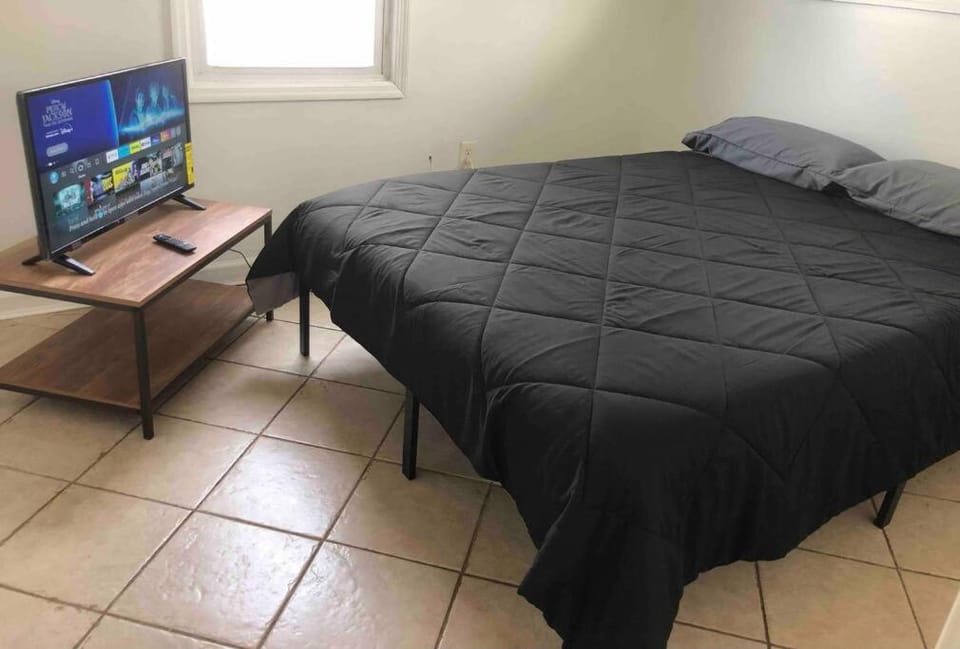 Private 2-bedroom house, free parking, 15-min walk to direct NYC Manhattan train, MetLife Stadium FIFA World Cup 30 minutes away Apartment in Avenel