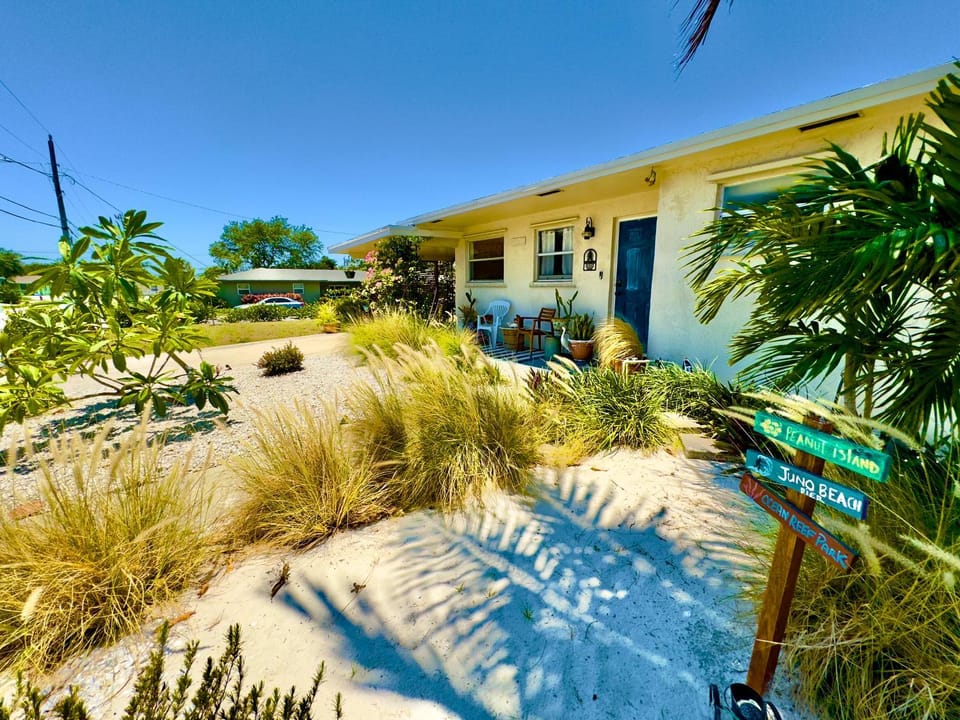 Rent The Crafty Mermaid - West Palm Beach House in Riviera Beach