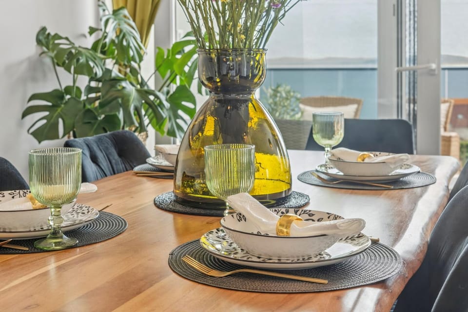 Food and drinks, Dining area, Food