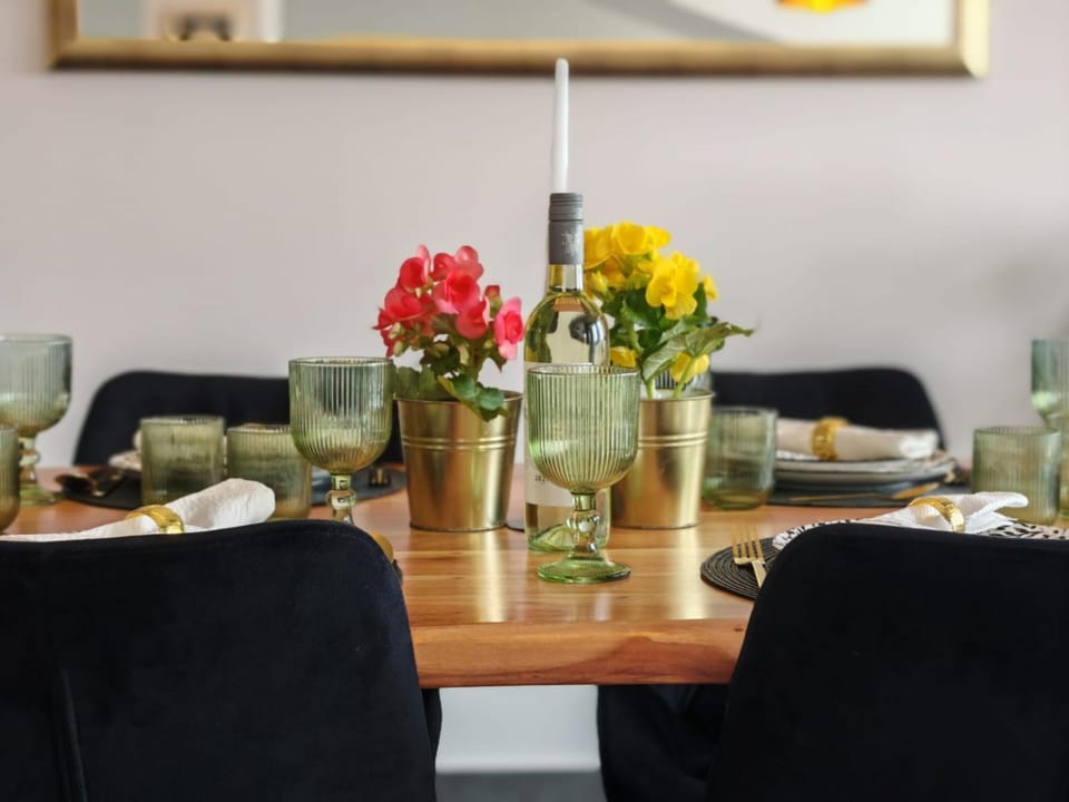 Food and drinks, Seating area, Dining area, Drinks