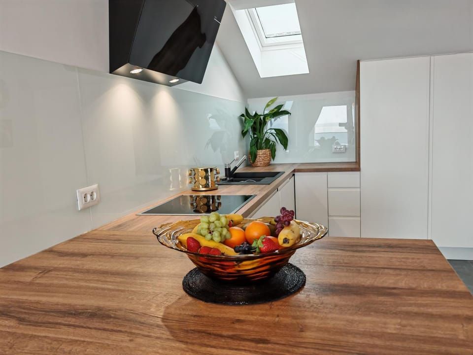 Kitchen or kitchenette, Food and drinks, Dining area, Food