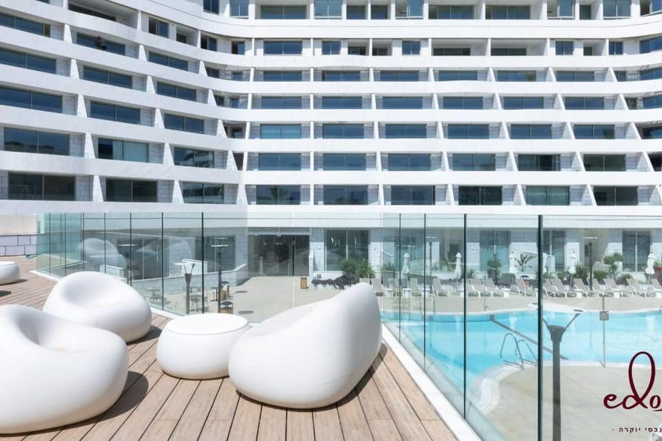 Property building, Balcony/Terrace, Swimming pool