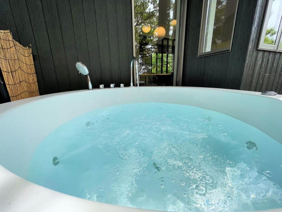 Hot Tub, Hot Tub