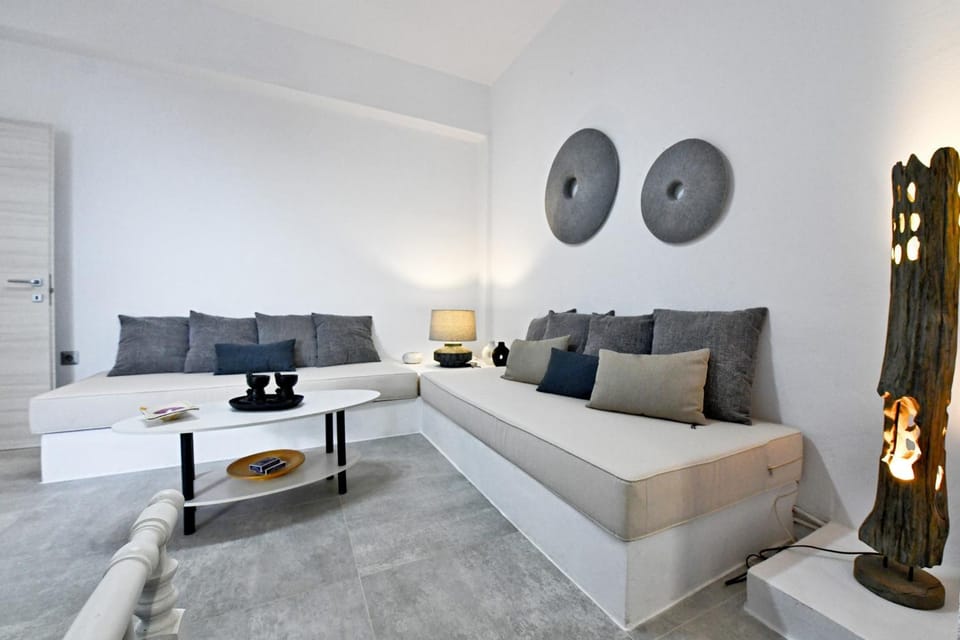 Bed, Living room, Seating area