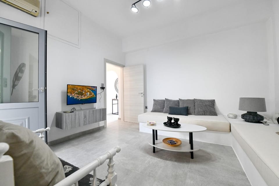 Bed, TV and multimedia, Living room, Seating area, air conditioner
