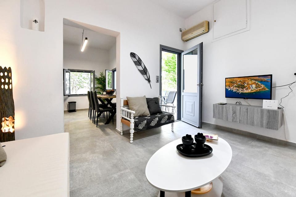 Bed, TV and multimedia, Living room, Seating area, Dining area, air conditioner