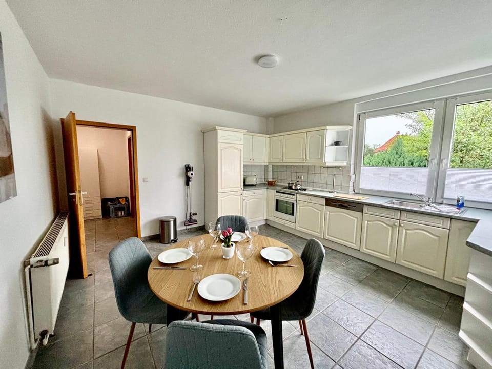 Kitchen or kitchenette, Seating area, stove
