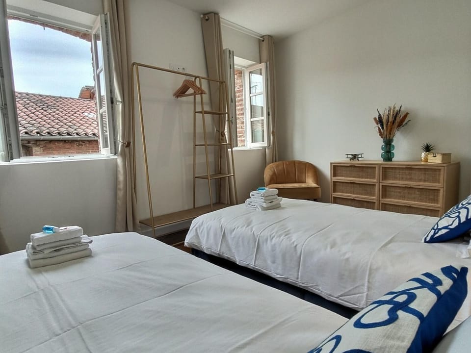Bed, Photo of the whole room, Bedroom, towels